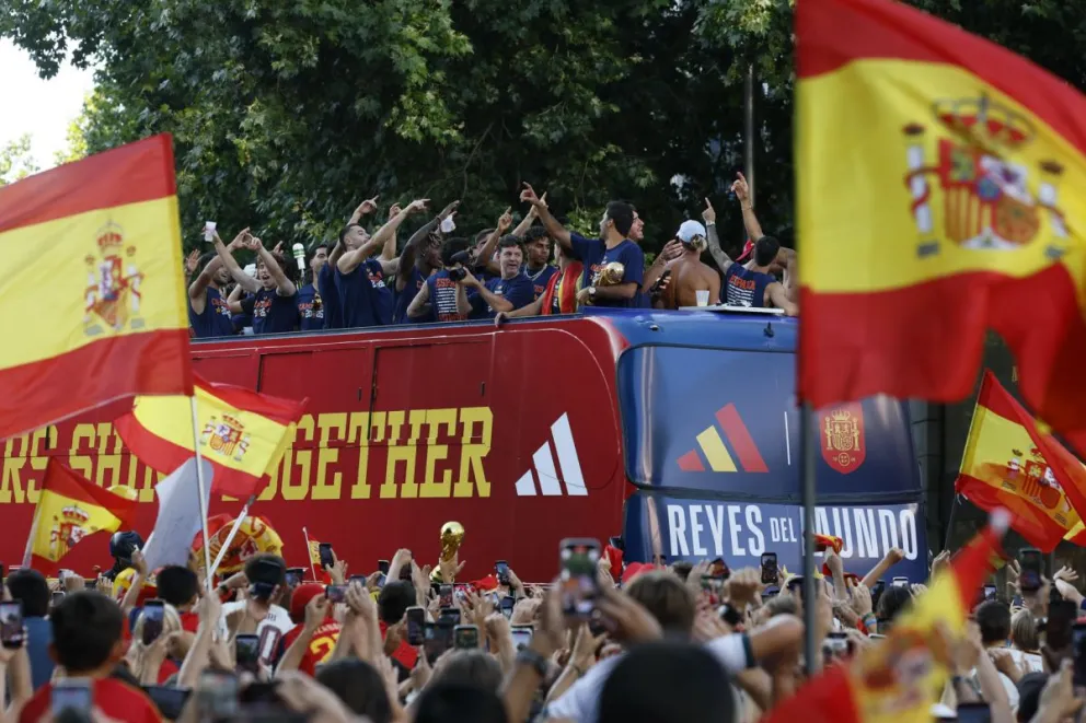 Jugadores de la selección española sobre un bus en el inicio de los festejos por Madrid. Foto: EFE.