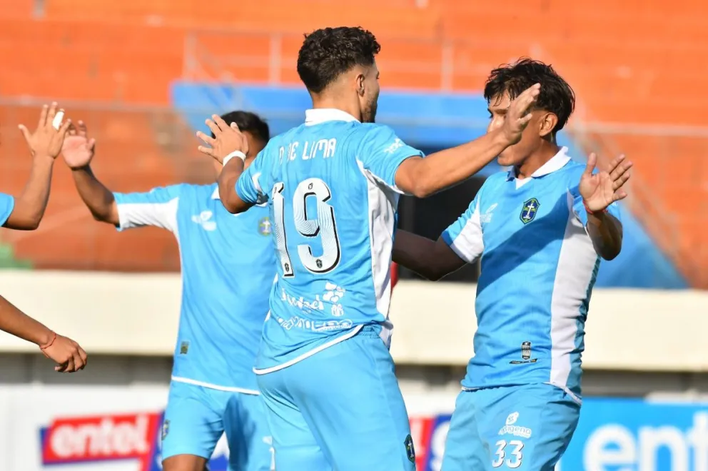Marcelo de Lima (19) celebra el gol del triunfo con sus compañeros. Foto: APG