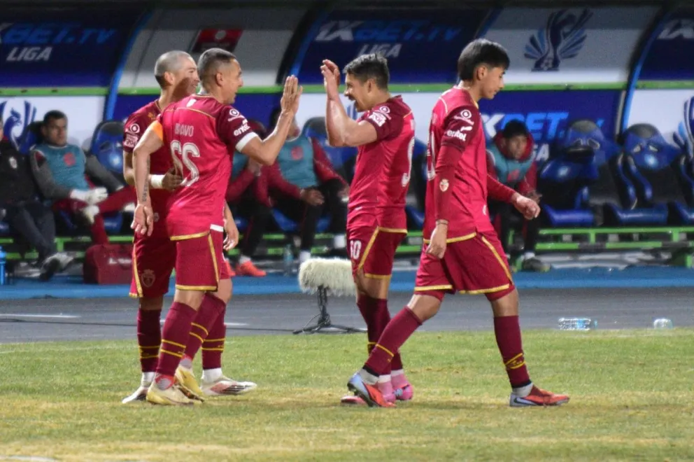 Jugadores de Real Oruro festejan uno de sus goles. Foto: APG.
