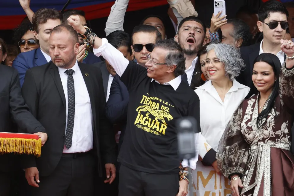 El presidente de Colombia, Gustavo Petro (c), reacciona durante su discurso en el desfile militar con motivo del Día de la Independencia de Colombia este lunes, en Bogotá (Colombia). Foto: EFE/