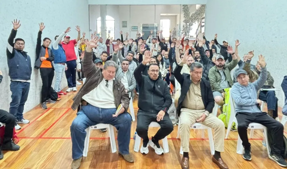Momento en el que la Asamblea Extraordinaria de The Strongest decide la suspensión de Terrazas.
