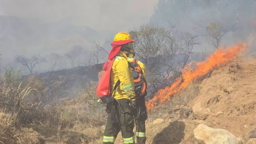 Bomberos sofocan incendio en Tarija. Foto: Alcaldía de Tarija