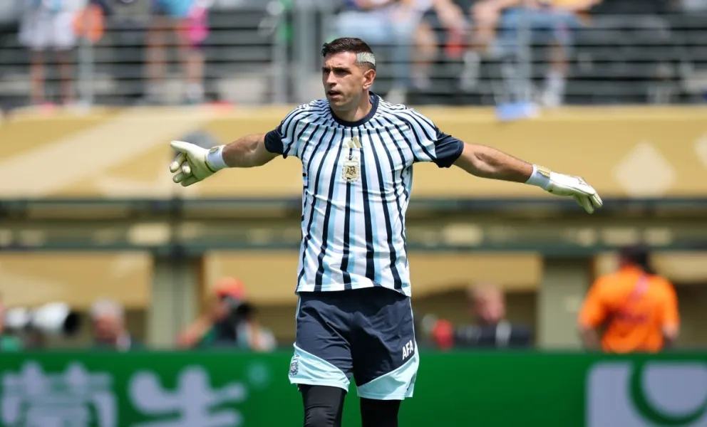 El arquero argentino "Dibu" Martínez en la entrada en calor previo al partido con Argentina. Crédito: AFA