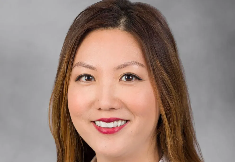 El equipo de la investigadora Olivia Kim‑McManus -en la imagen- ha logrado que una terapia génica personalizada ayude a un adolescente con una forma rara de epilepsia grave a caminar de forma independiente. Crédito: UC San Diego Health Sciences.