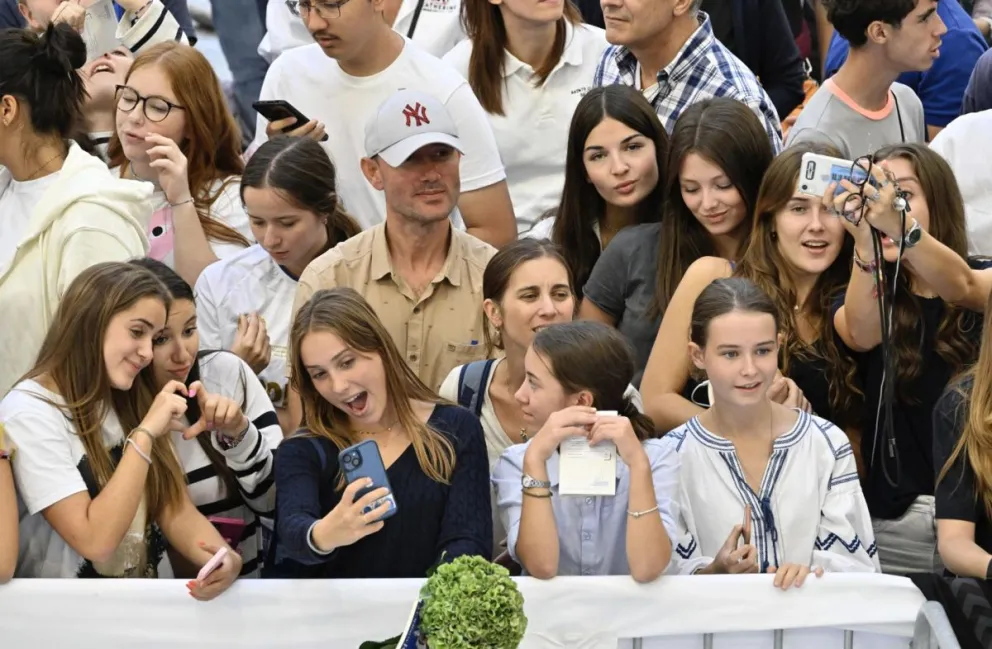 En la imagen de archivo, varias adolescentes esperan la llegada del papa Francisco en Marsella, Francia. EFE
