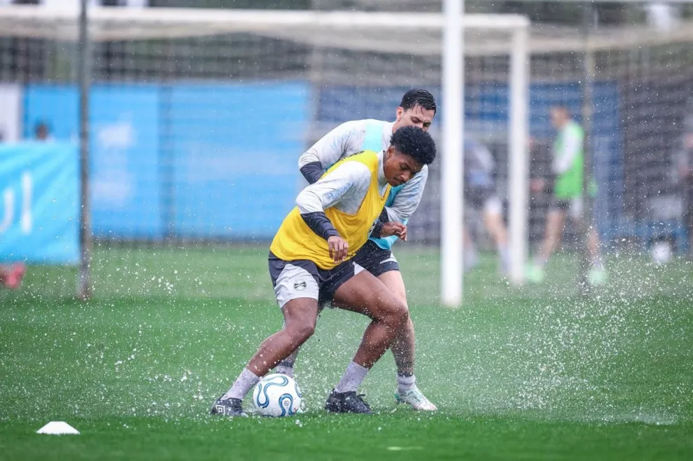 Entrenamiento del cuadro brasileño en plena lluvia. Foto: Club Gremio.