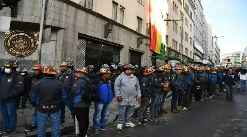 La Corporación Minera de Bolivia (Comibol) cercada por una protesta de cooperativistas mineros. Foto: Agenda Minera