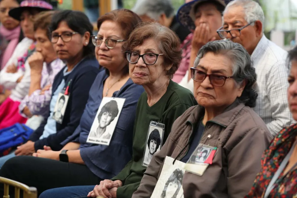 Familiares de las víctimas de la violencia de Estado se manifiestan ante su preocupación por el régimen "autoritario" y de "impunidad" que encarna la presidenta electa de Perú, Keiko Fujimori. Foto: EFE