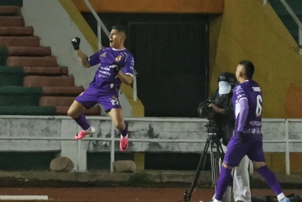 Luis Alí (izq.) celebra su gol para Real Potosí. Foto: Agencia Marka Regostrada.