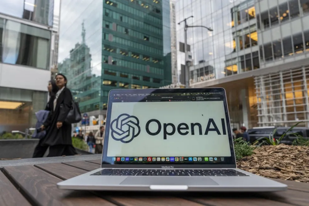Un computador con el logo de OpenAI, en una fotografía de archivo. Foto: EFE