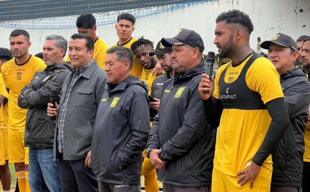 El presidente Daniel Terrzasa (tercero desde la izquierda) junto al técnico y los jugadores en una conferencia conjunta. Foto: Club The Strongest