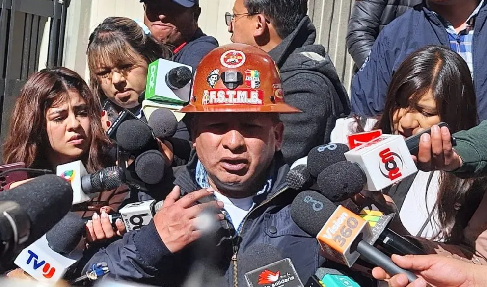 El dirigente minero Andrés Paye al salir de la  la Cumbre Minera en bloques. Foto: Visión 360 