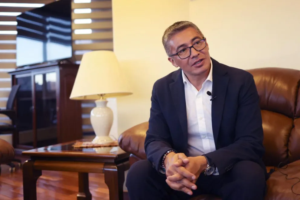 El ministro de Economía, José Gabriel Espinoza, habla durante una entrevista con EFE en La Paz (Bolivia). Foto: EFE