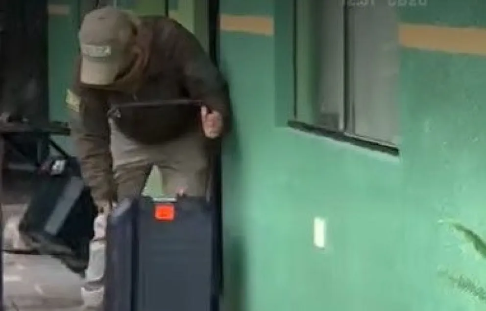 Una de las maletas que contenía parte de la carga de oro que pretendía ser trasladada a Dubái. Foto: Captura