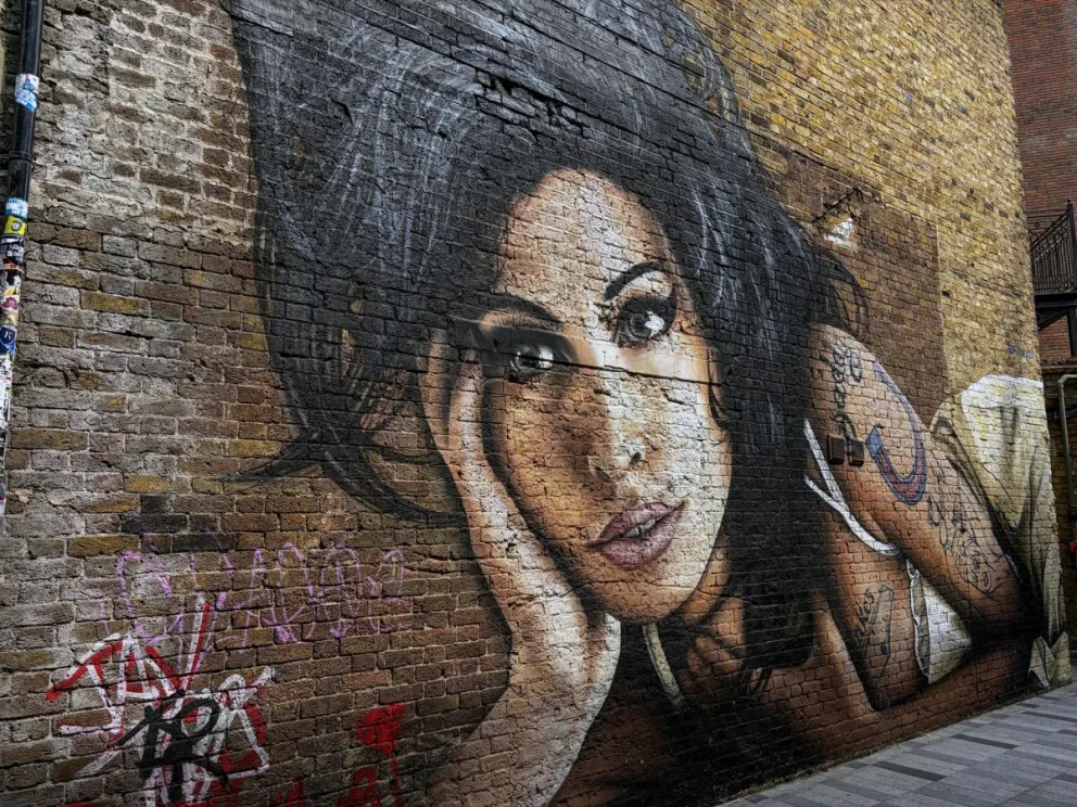 Con la muerte de Amy Winehouse hace quince años, la música británica quedó huérfana de una de las voces más singulares de su historia y ha buscado sin descanso a su heredera, Foto: EFE