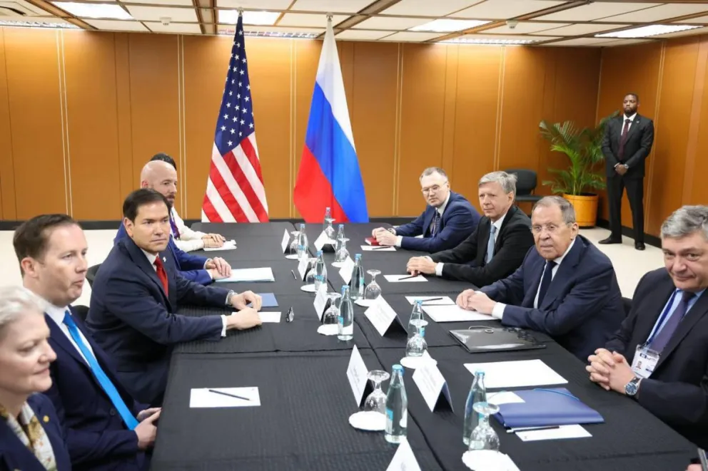  Los jefes de la diplomacia de Estados Unidos y Rusia, Marco Rubio (3i) y Serguéi Lavrov (2d), respectivamente, se reunieron este jueves en Manila. Foto: EFE 