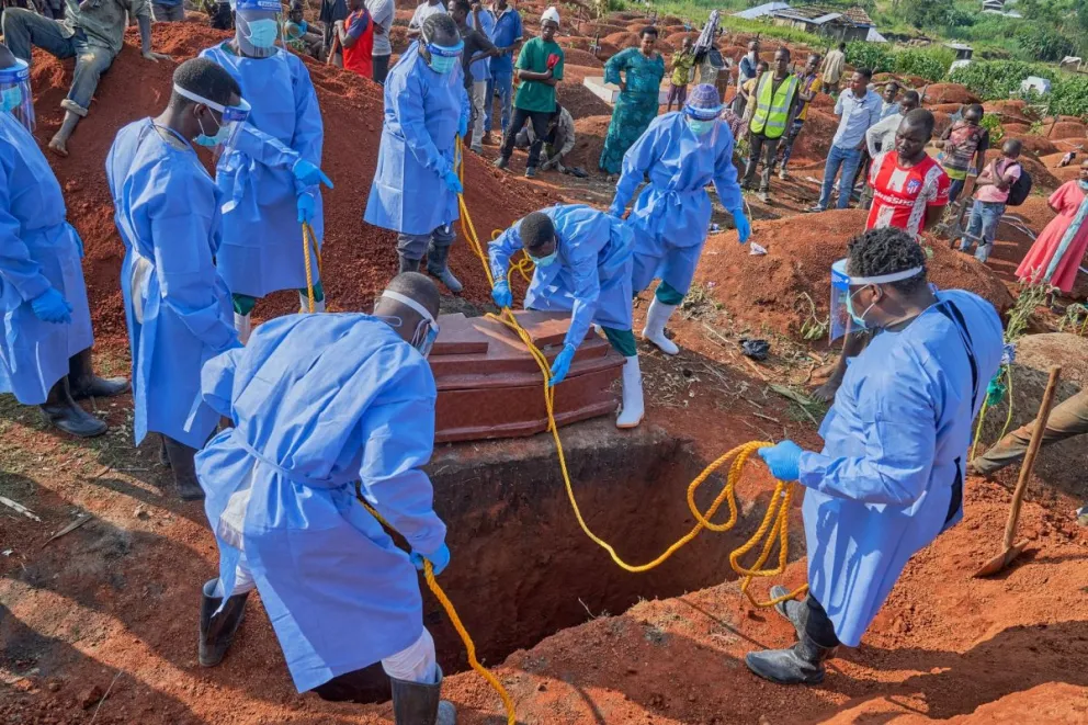 Personal sanitario entierra a una víctima de ébola en Bunia, la capital de la provincia de Ituri, epicentro del brote de ébola registrado en República Democrática del Congo (RDC).  Foto: EFE