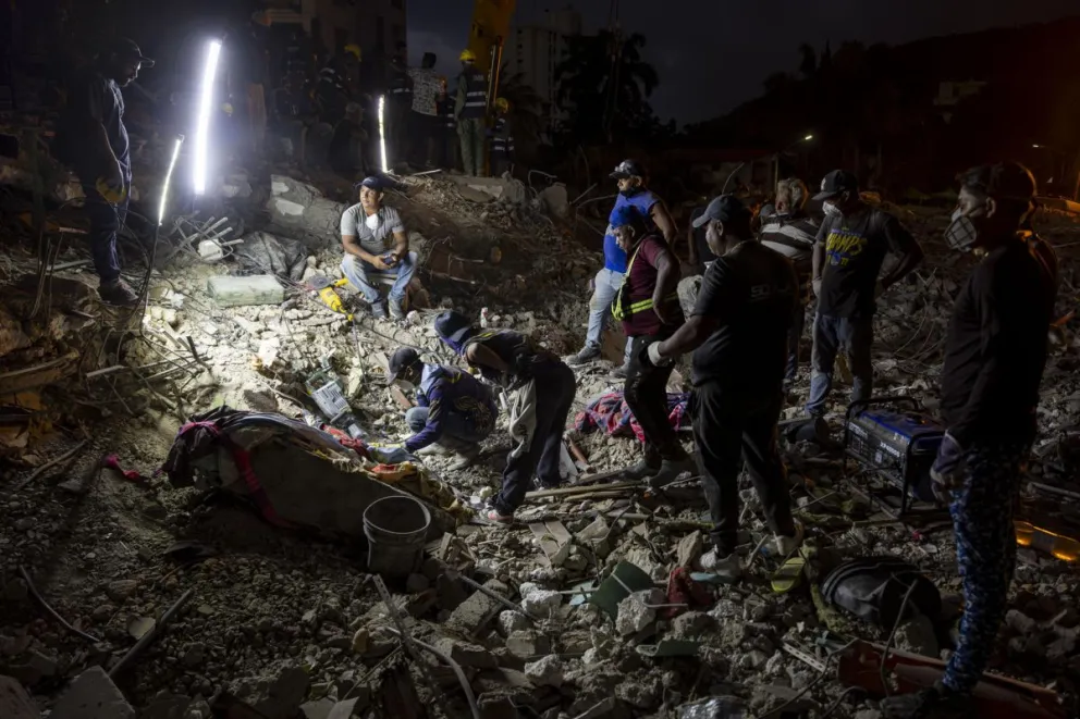  Voluntarios que realizan labores de remoción de escombros en edificios destruidos por los terremotos en Caraballeda (Venezuela). Foto: EFE