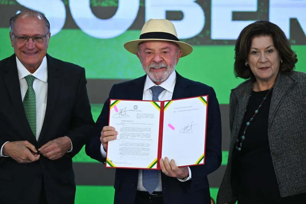El presidente de Brasil, Luiz Inácio Lula da Silva (c), sostiene un documento junto al vicepresidente, Geraldo Alckmin (i), y de la jefa de Gabinete de la Presidencia, Miriam Belchior. Foto: EFE 