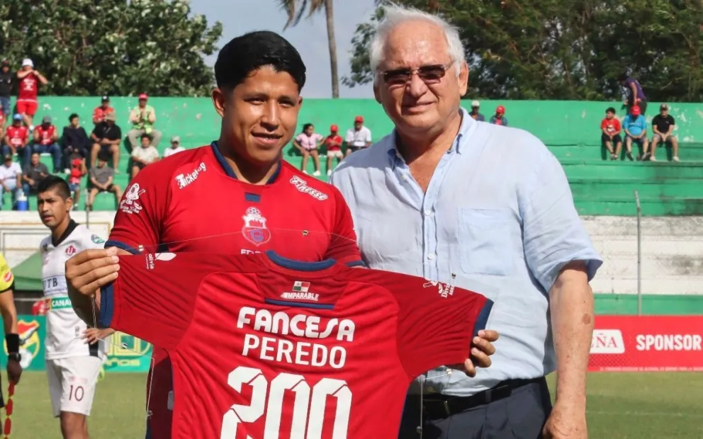 Rafael Paz junto al delantero Gustavo Peredo de los azucareros. Foto: CG