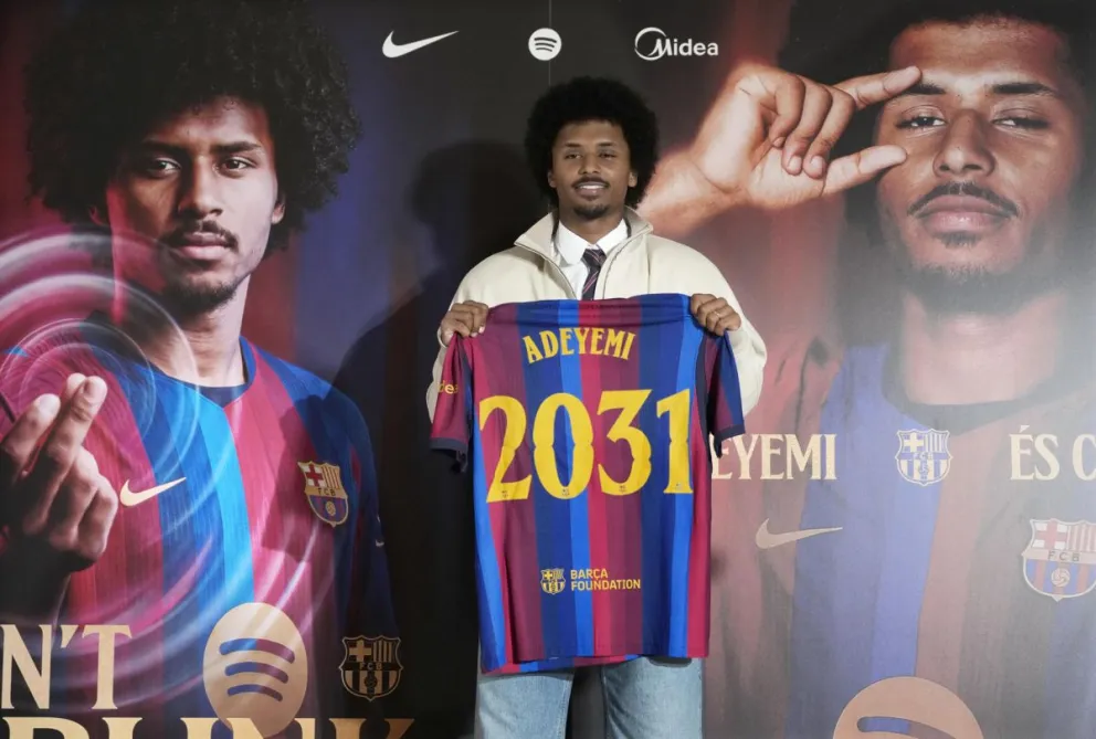 Adeyemi sostiene la casaca del Barcelona en su presentación. Foto: EFE.