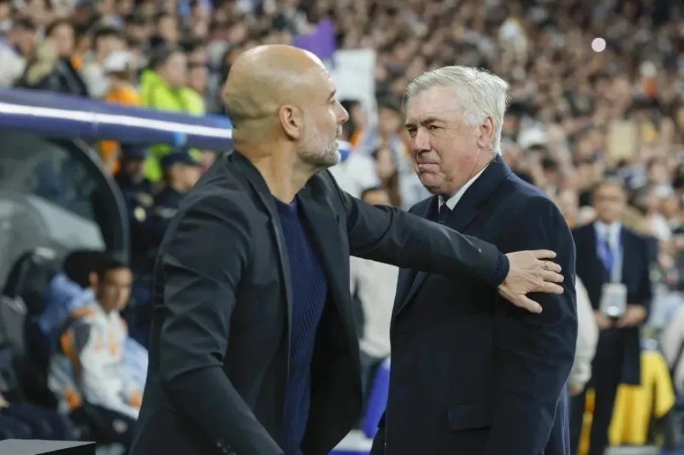 Pep Guardiola (izq.) saluda a Carlo Ancelotti. Foto: EFE.