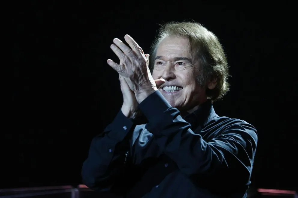 El cantante Raphael durante una actuación en el Palau Sant Jordi de Barcelona. EFE