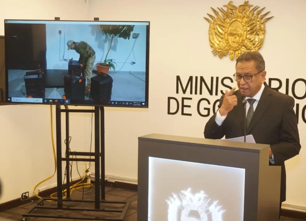 El ministro de Gobierno, Marco Antonio Oviedo, informa sobre las maletas con oro que pretendían ser trasladadas en un vuelo chárter fuera del país. Foto: APG