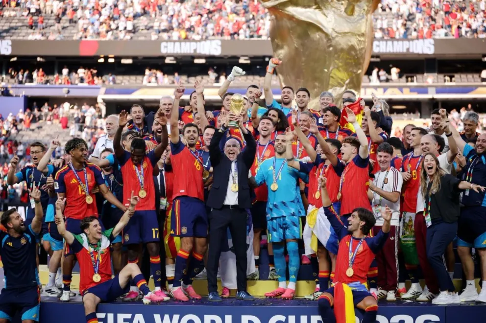 El DT Luis de la Fuente levanta el trofeo de campeón. Foto: Selección de España.