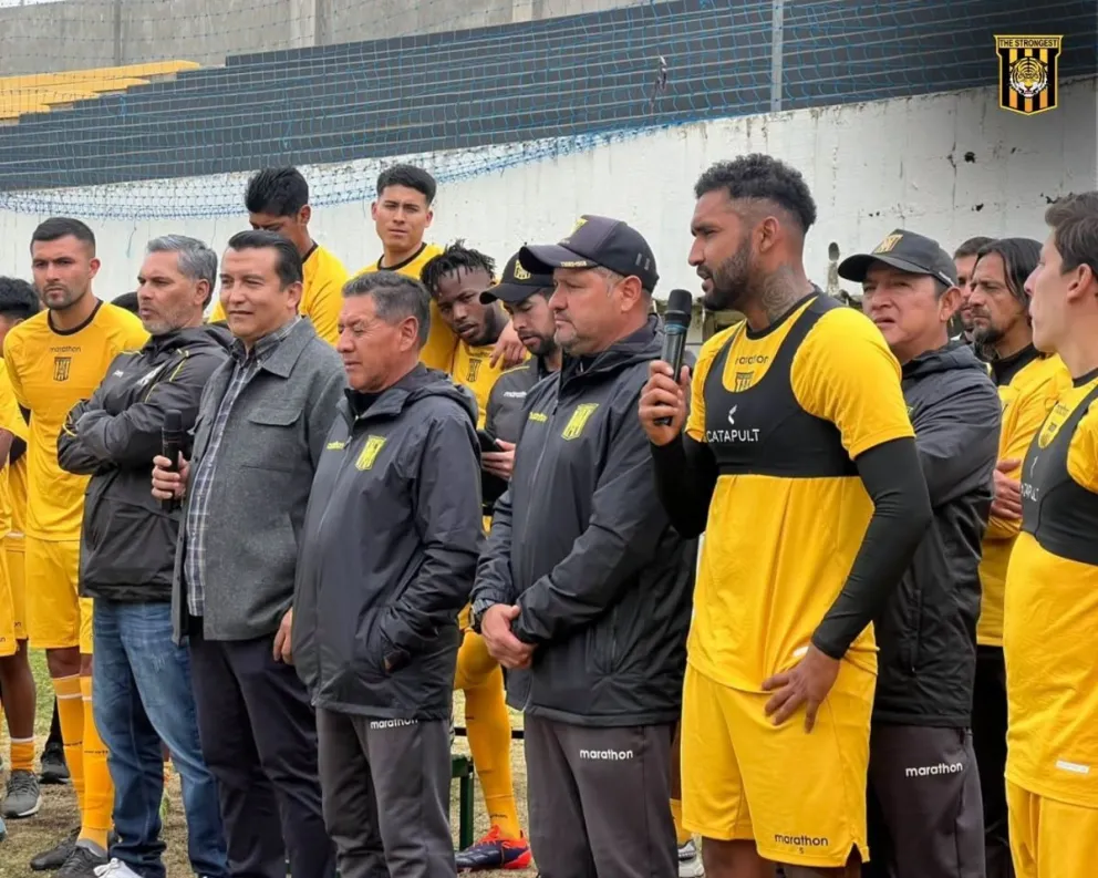 El plantel atigrado con Vaca (izq.), Terrazas, Vizuete y Paz García. Foto: Club The Strongest.