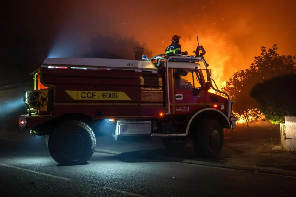 Muestra a un equipo de bomberos desplegándose para combatir un incendio forestal que se propaga en Lège-Cap-Ferret, en el suroeste de Francia. Foto: EFE