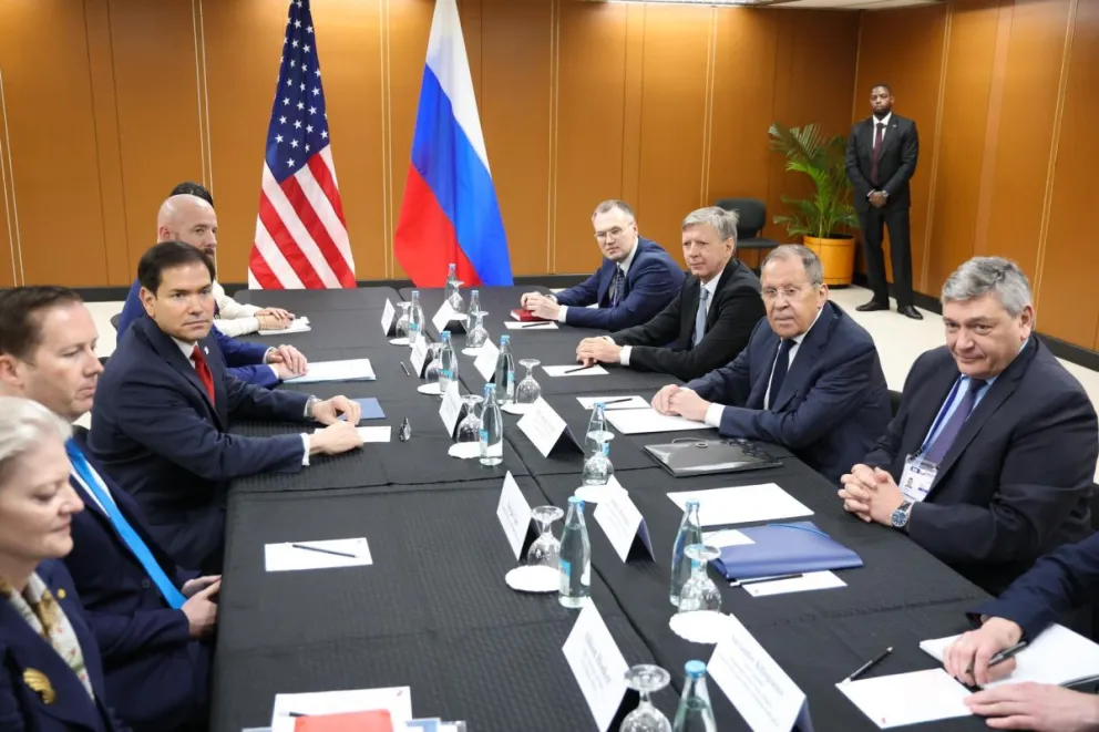 El Ministro de Asuntos Exteriores ruso Sergey Lavrov (2-D) asistiendo a una reunión con el Secretario de Estado de EE. UU. Marco Rubio (3-I). Foto: EFE  