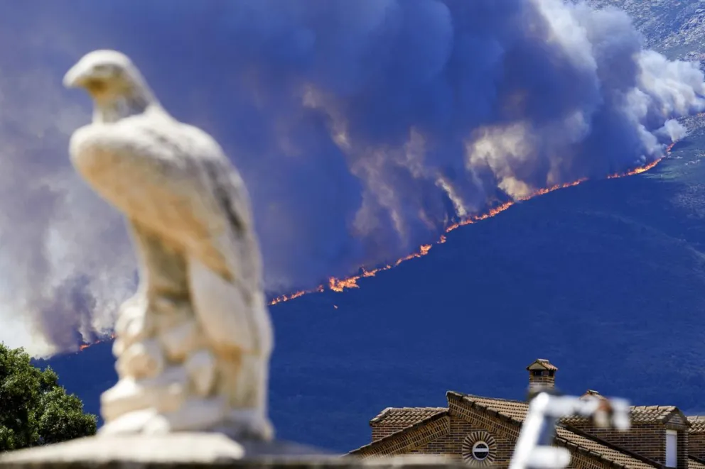 Imagen del incendio registrado en Burgohondo (centro de España), uno de los múltiples fuegos forestales que asolan el país este verano. Foto: EFE/Raúl
