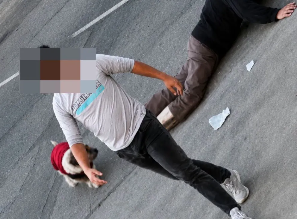 El agresor que atacó a una persona adulta mayor la tarde del lunes en Sucre. Foto: Periodismo que Cuenta/Facebook