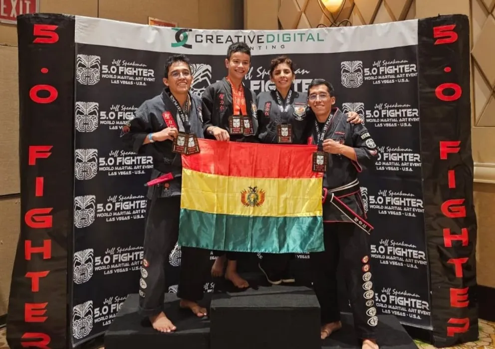 La comitiva nacional con sus medallas y la bandera boliviana. Foto: Kenpo 5.0 Bolivia.