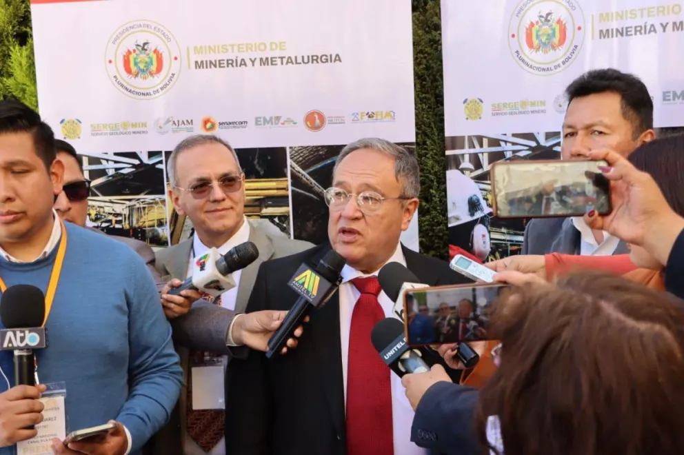 El ministro de Minería, Marco Antonio Calderón, informa sobre avances de la Cumbre Nacional Minera. Foto MMyM