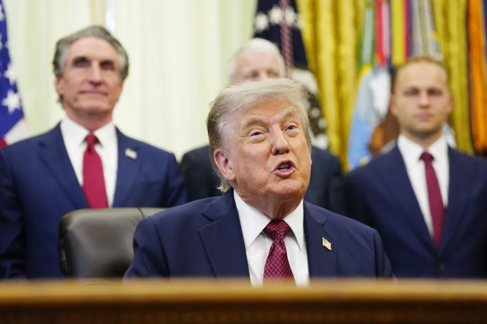 El presidente de Estados Unidos, Donald Trump, habla durante un anuncio sobre innovación nuclear estadounidense en la Oficina Oval de la Casa Blanca en Washington, DC, EE. UU. EFE