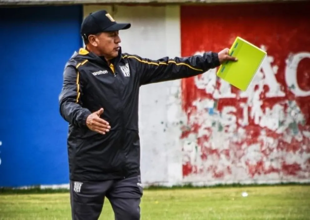 Vizuete dirige al Tigre en un entrenamiento en la zona de Achumani. Foto: AD