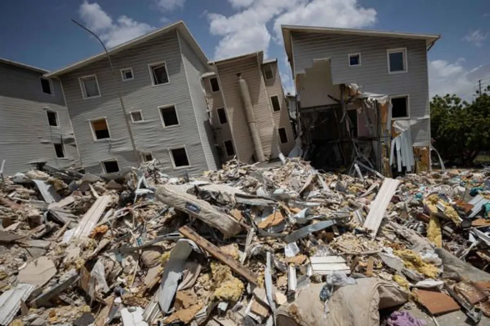 Fotografía que muestra escombros de edificios afectados por los terremotos del pasado 24 de junio, este miércoles, en Catia La Mar (Venezuela). Foto: EFE