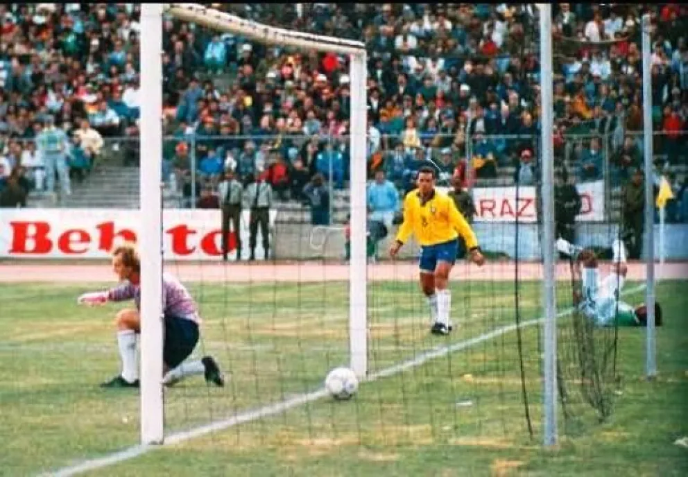 El inolvidable gol de Marco Etcheverry que fue clave para clasificar al Mundial de EE.UU. 1994. Foto: Andrés Rojas Vargas (+)
