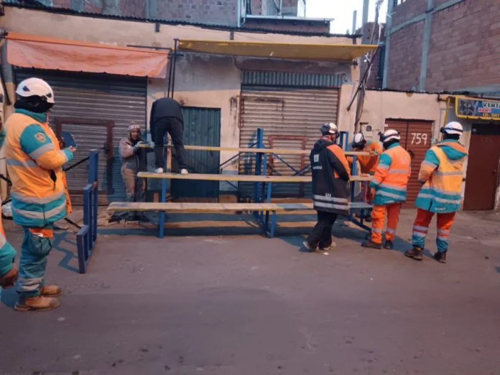 Personal municipal realiza los controles en la zona del Gran Poder de La Paz. Foto: ABI