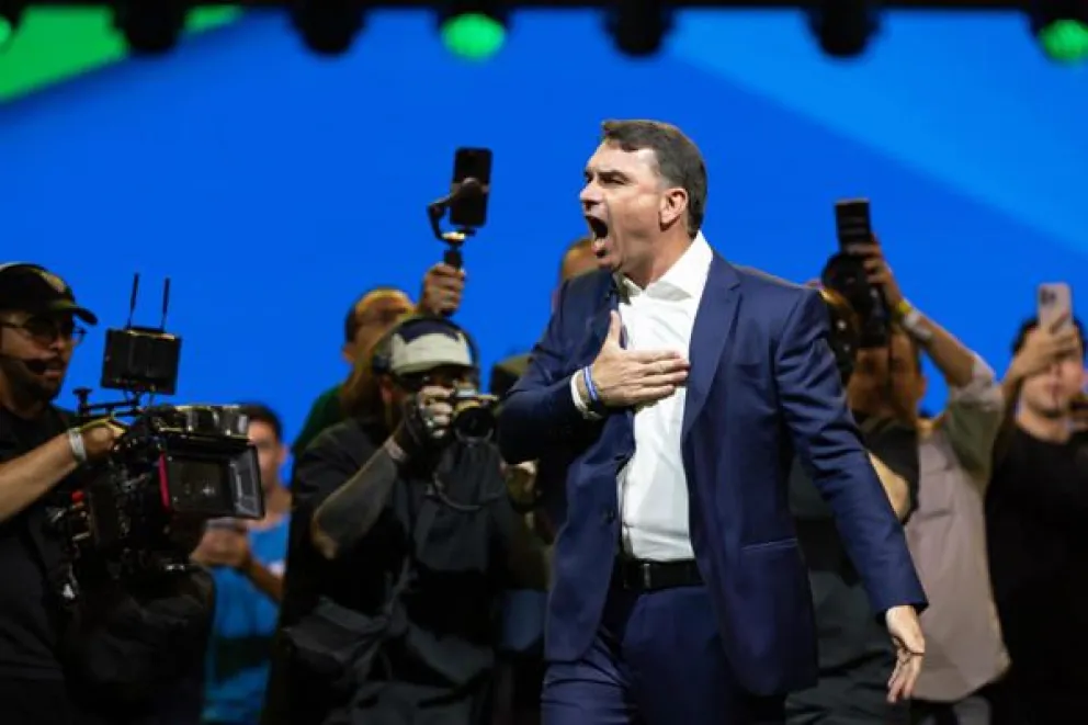 El senador de Brasil Flávio Bolsonaro (d) reacciona en la convención nacional del Partido Liberal de Brasil (PL) este sábado, en São Paulo (Brasil). Foto: EFE