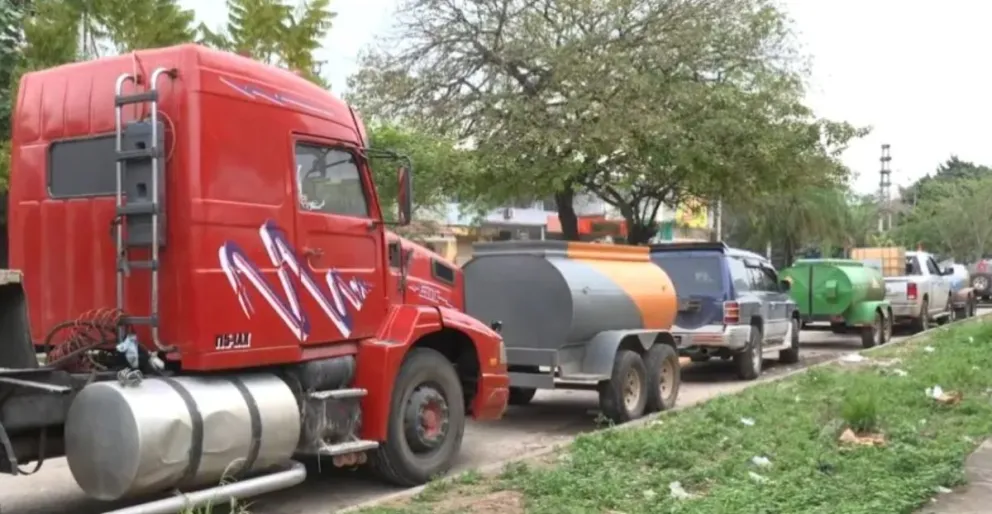 Filas de vehículos por combustible en la ciudad de Santa Cruz. Foto: Unitel