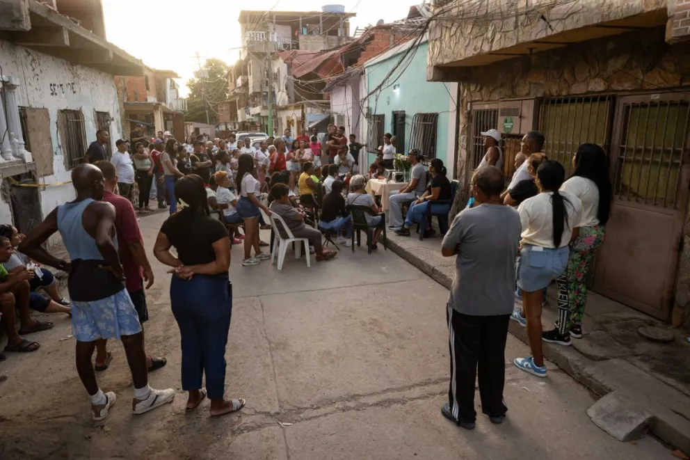 Decenas de personas fueron captadas este 24 de julio al participar en un rosario en memoria a las víctimas de los terremotos de hace un mes en Venezuela, en Catia La Mar (La Guaira, Venezuela). Foto: EFE