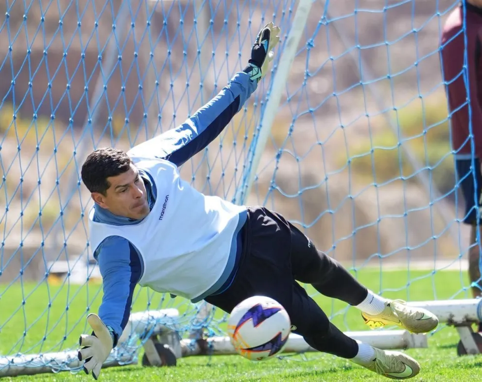 Carlos Lampe tendrá hoy la posibilidad de tener su revancha en el arco de los celestes. Foto. CB