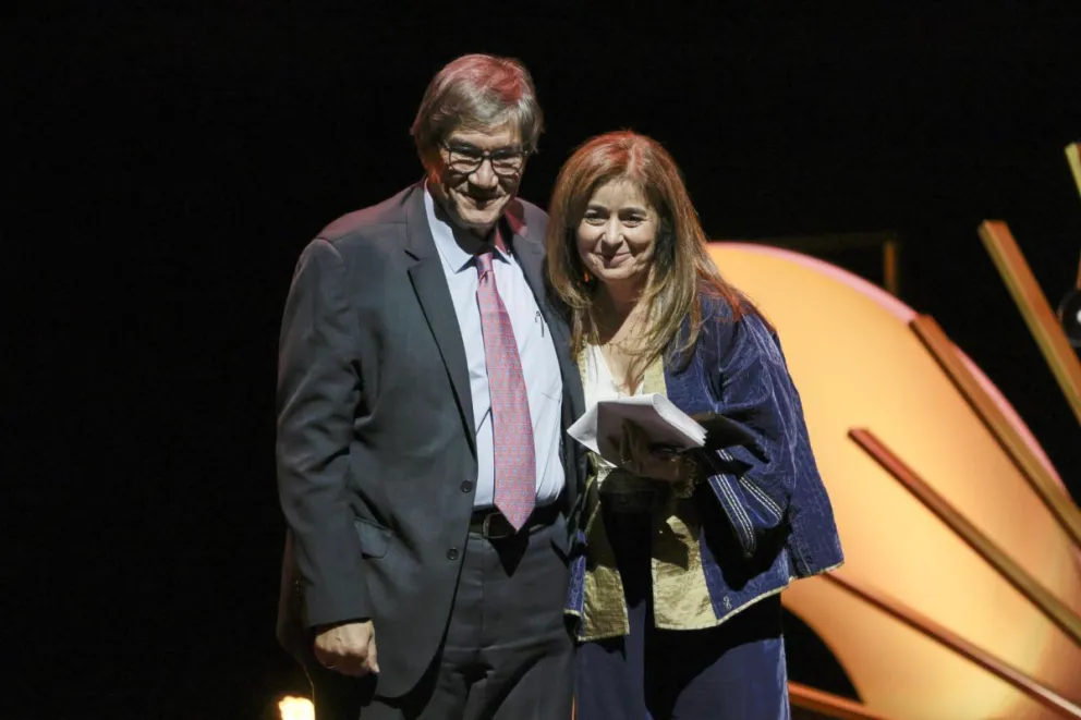 La periodista colombiana Catalina Gómez Ángel recibe el Reconocimiento a la Excelencia del Premio Gabo 2026 de manos del director general y cofundador de la Fundación Gabo, Jaime Abello en Bogotá. Foto: EFE