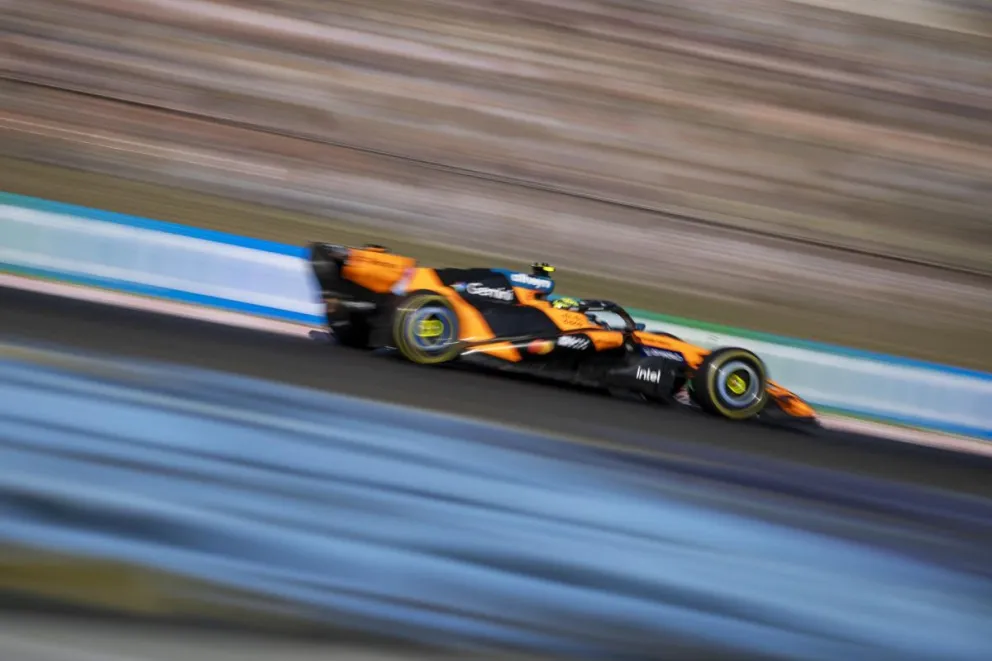 El piloto de McLaren, Lando Norris, de Gran Bretaña, conduce su coche durante la sesión de entrenamientos libres del Gran Premio de Hungría. Foto: EFE