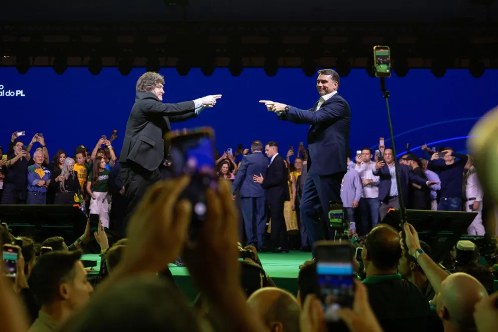 El senador de Brasil Flávio Bolsonaro (d) y el presidente de Argentina, Javier Milei (i), reaccionan en la convención nacional del Partido Liberal de Brasil (PL) este sábado, en São Paulo (Brasil). Foto:EFE