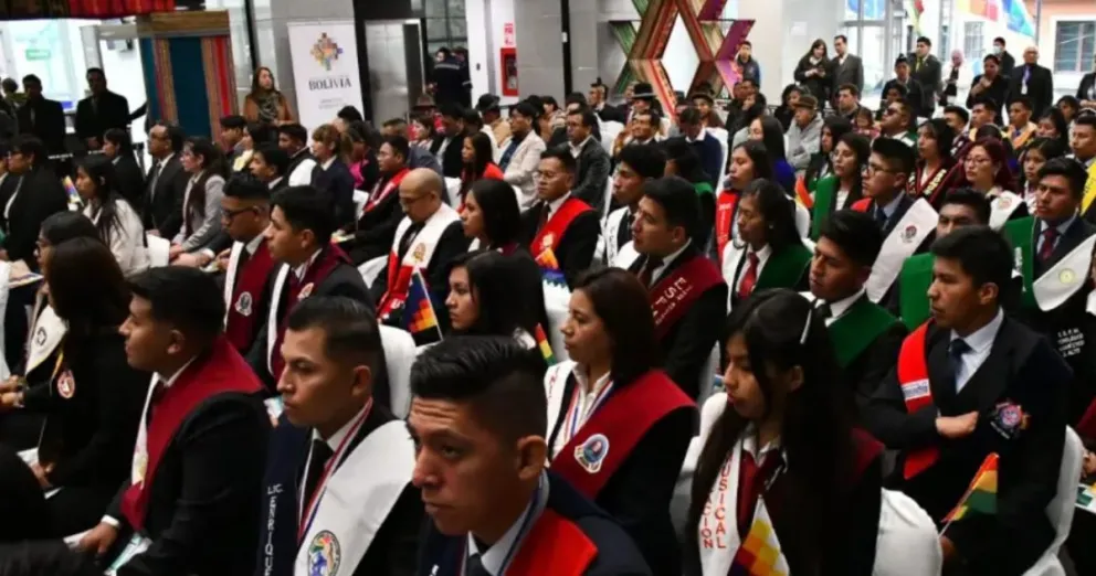 Una imagen referencial de un acto de graduación de bachilleres. Foto: APG