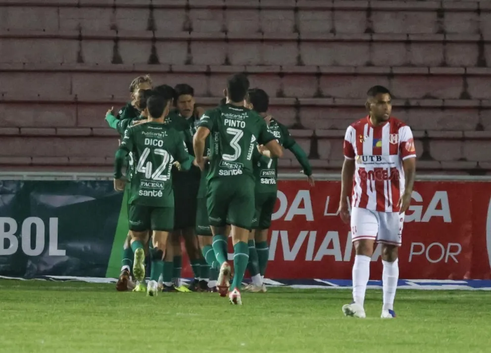 La celebracion de los jugadores refineros en el primer gol. Foto: Agencia Marka Registrada.